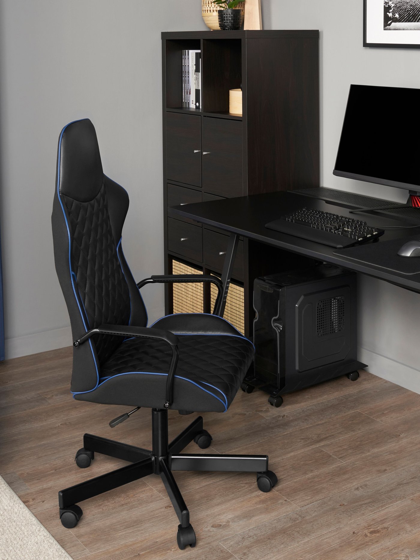 A Bomstad black UTESPELARE gaming chair
