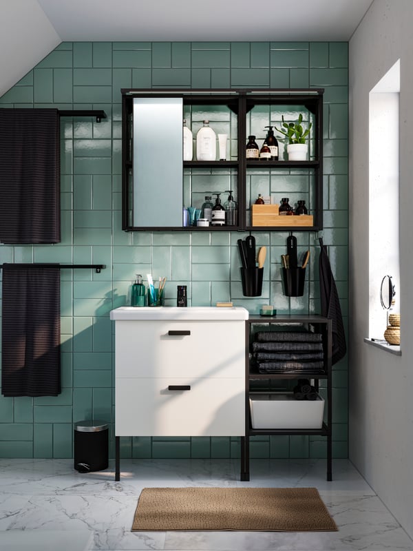A dark grey VÅGSJÖN bath towel in the bathroom