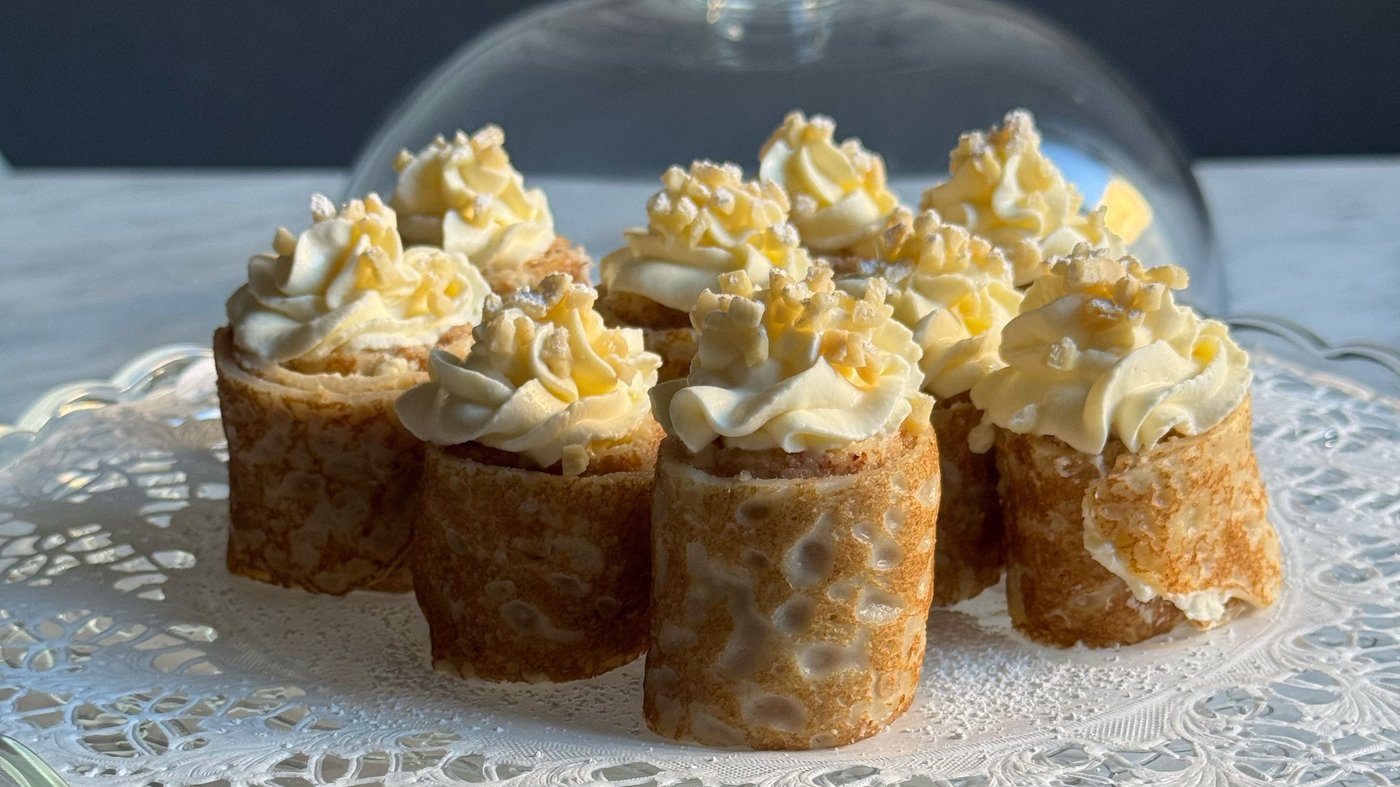 Pannkakssemlor står uppradade på ett fat.