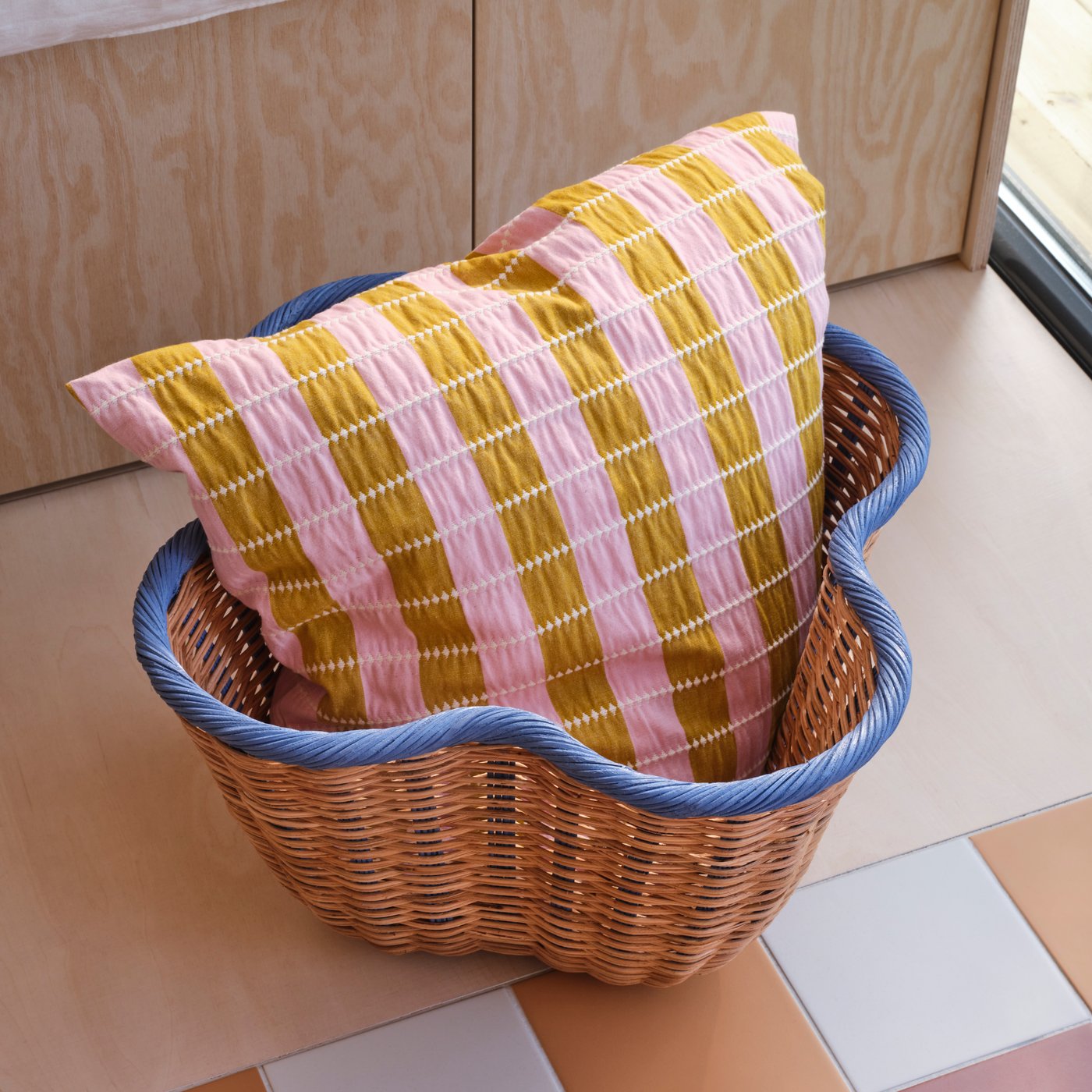 Un cestino OMMJÄNGE arancione/rosa