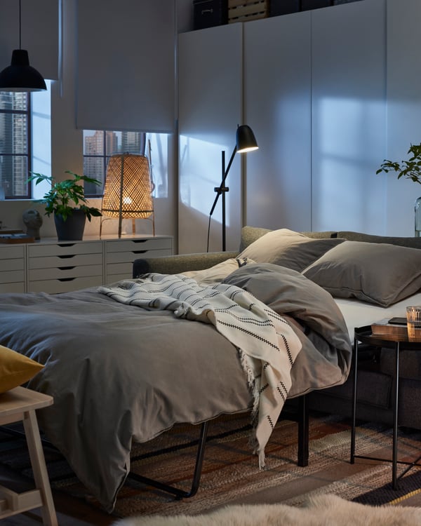 Ein ausgeklapptes GLADOM Bettsofa. 