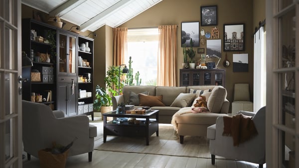 An EKHOLMA corner sofa and an IDANÄS coffee table stand in the centre of a traditional living room with a large window.