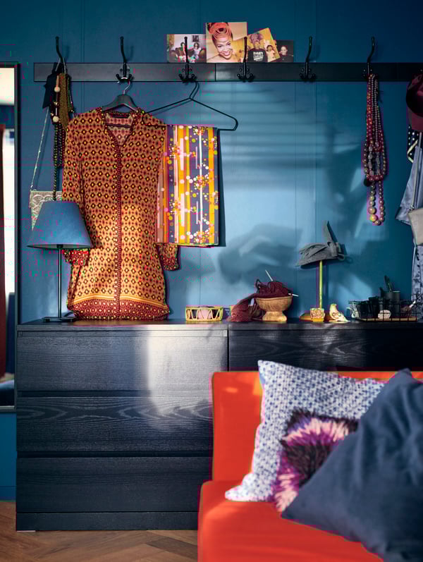 A black PINNIG rack with 3 hooks in the living room