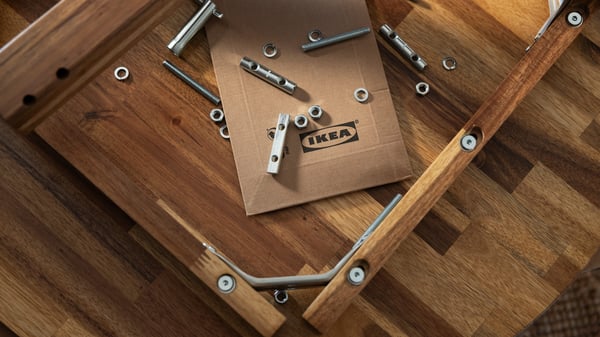 Alcune viti e bulloni sparsi su pavimento