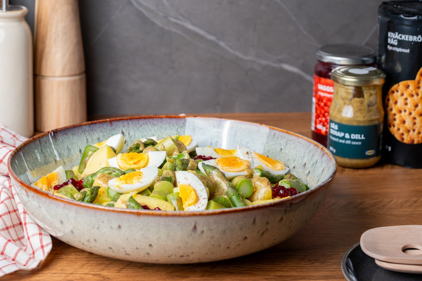 Schwedischer Spargel-Salat mit Kartoffeln und Ei in einer Schüssel, die auf einer Küchentheke steht.