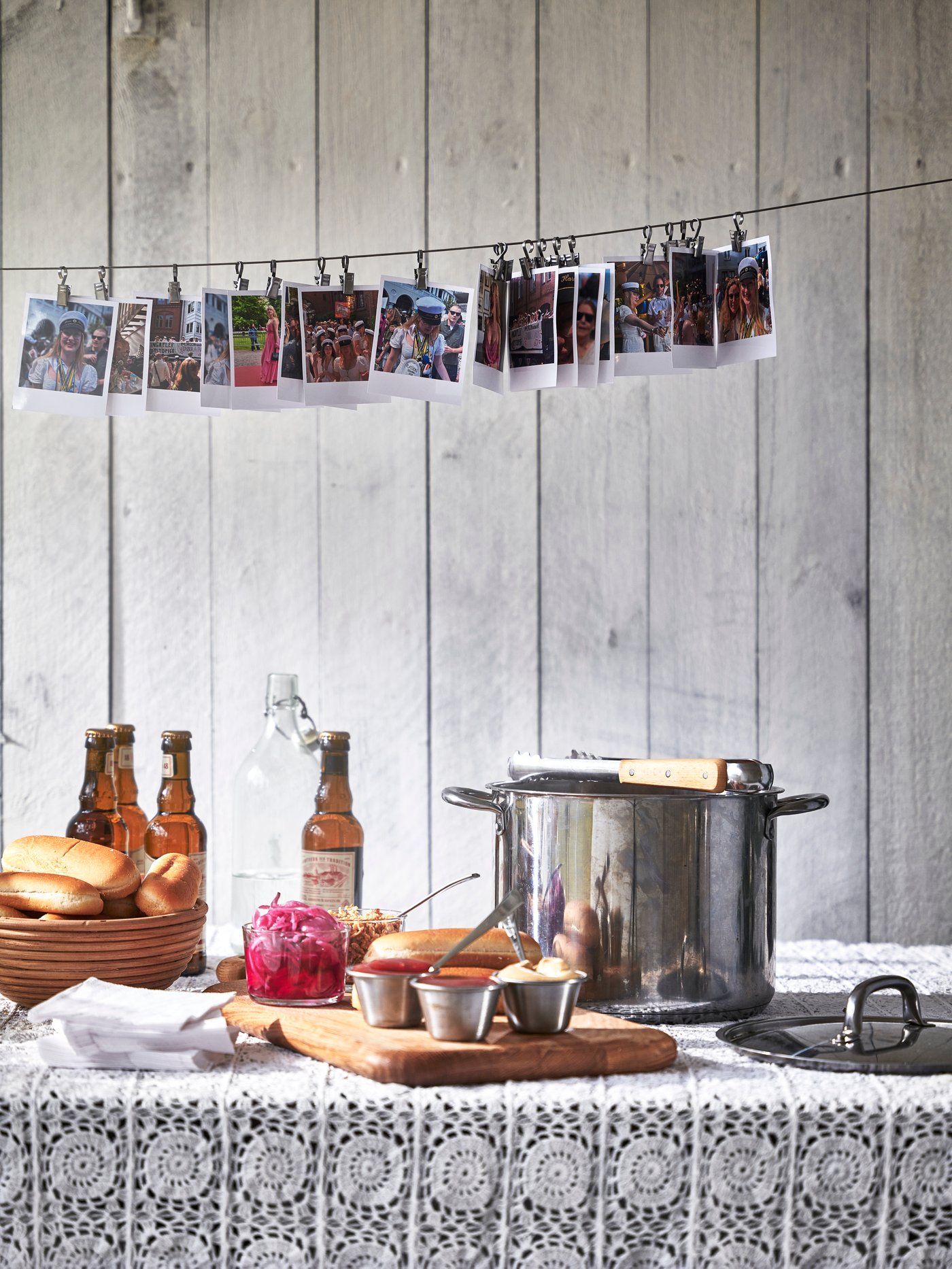 Ett avlastningsbord med en gryta, några flaskor och annat ätbart.