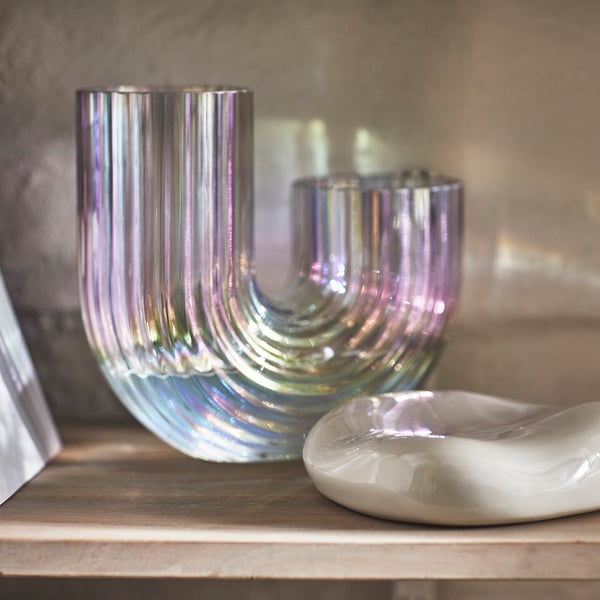 A mother-of-pearl colour RÄFFELBJÖRK vase