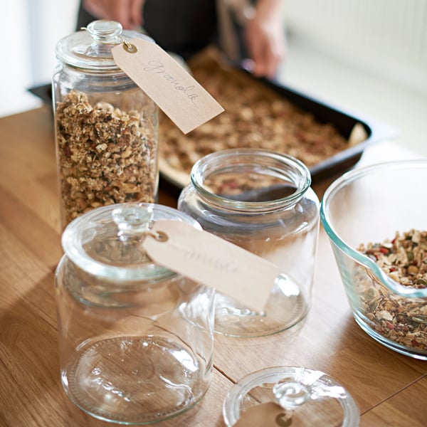 Contenedores de vidrio VARDAGEN con cereales en su interior.