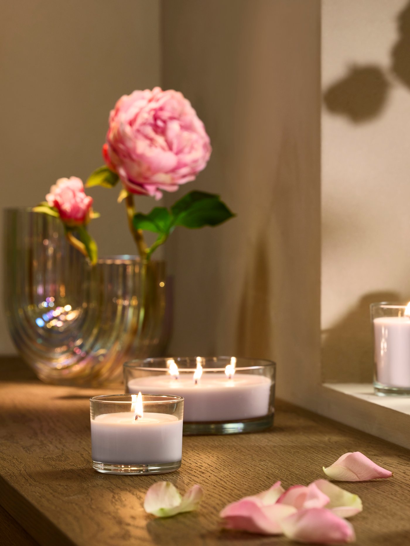 Świece zaachowe LOTSFÅGEL o zapachu różowych kwiatów.