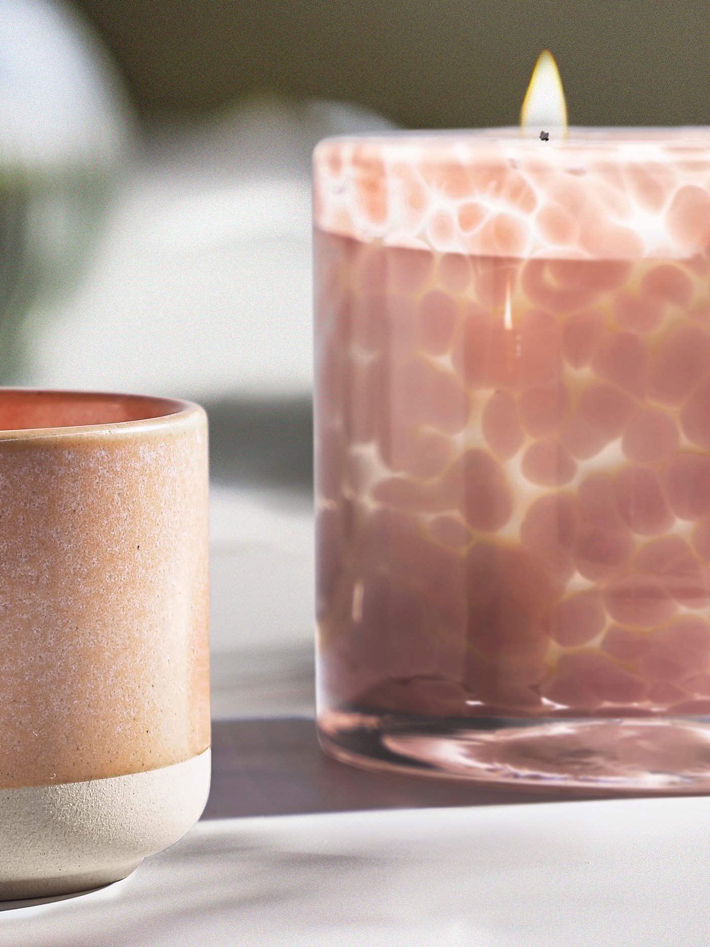 Närbild på två rosa doftljus.