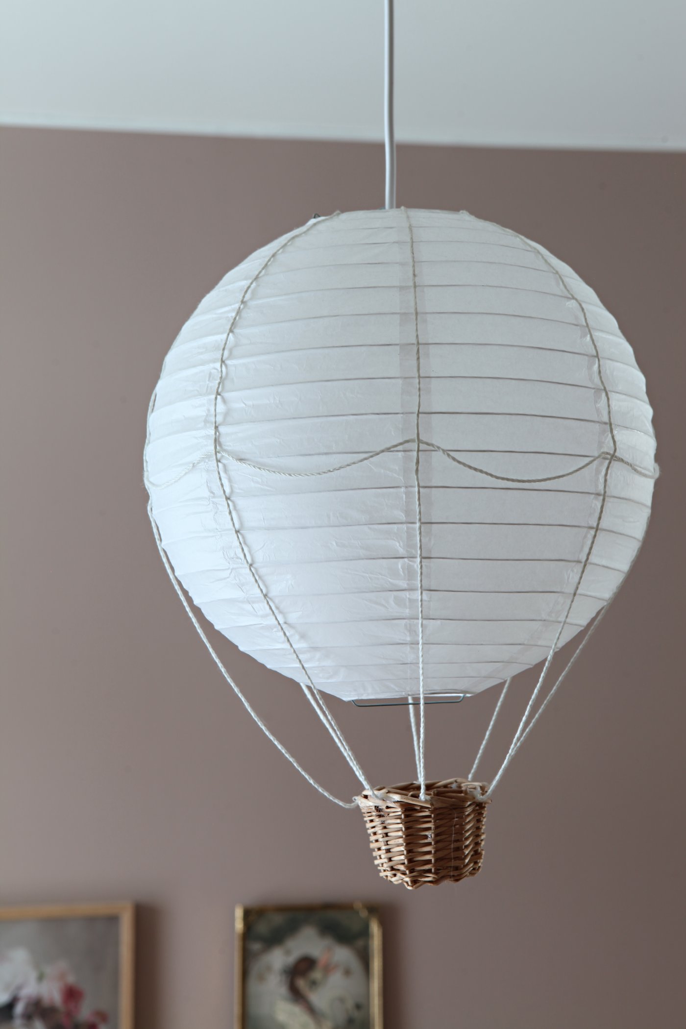 En stor luftballong er dekorasjon på barnerommet.