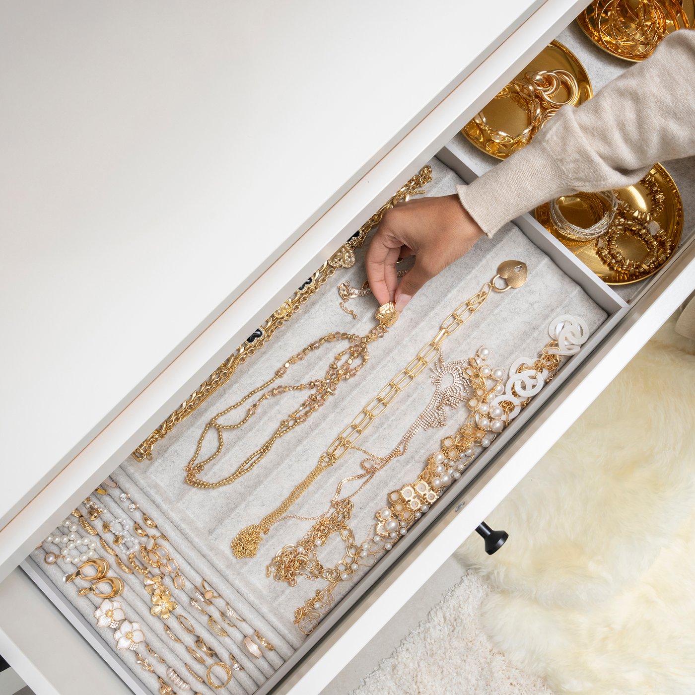 A light grey KOMPLEMENT insert for pull-out tray