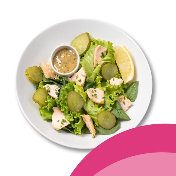 Un piatto di insalata con salmone