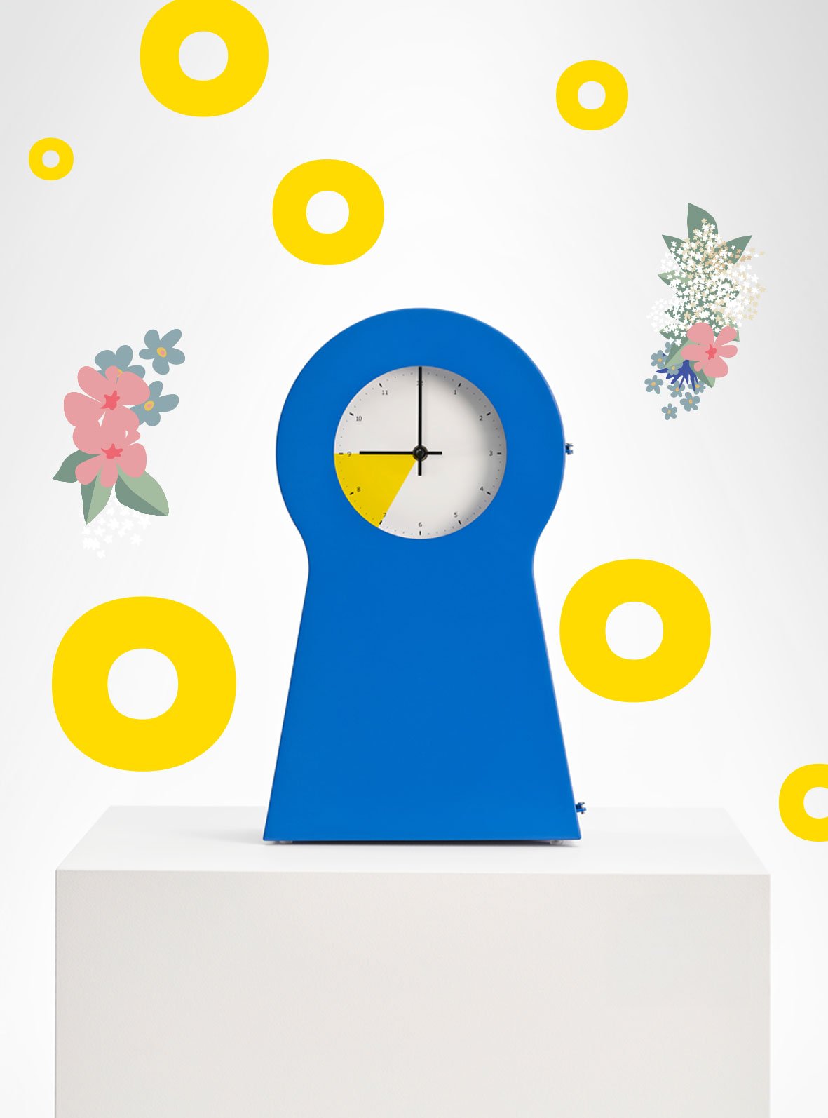 Eine blaue Standuhr mit Midsommar Deko