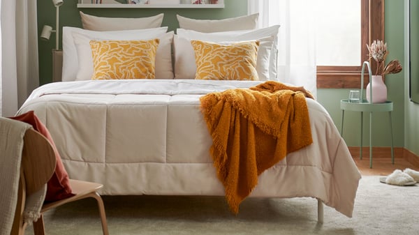 A white/beige HEDFRYLE comforter set
