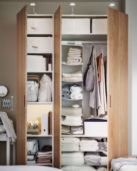 Una combinación de armario PAX de chapa de color blanco y roble