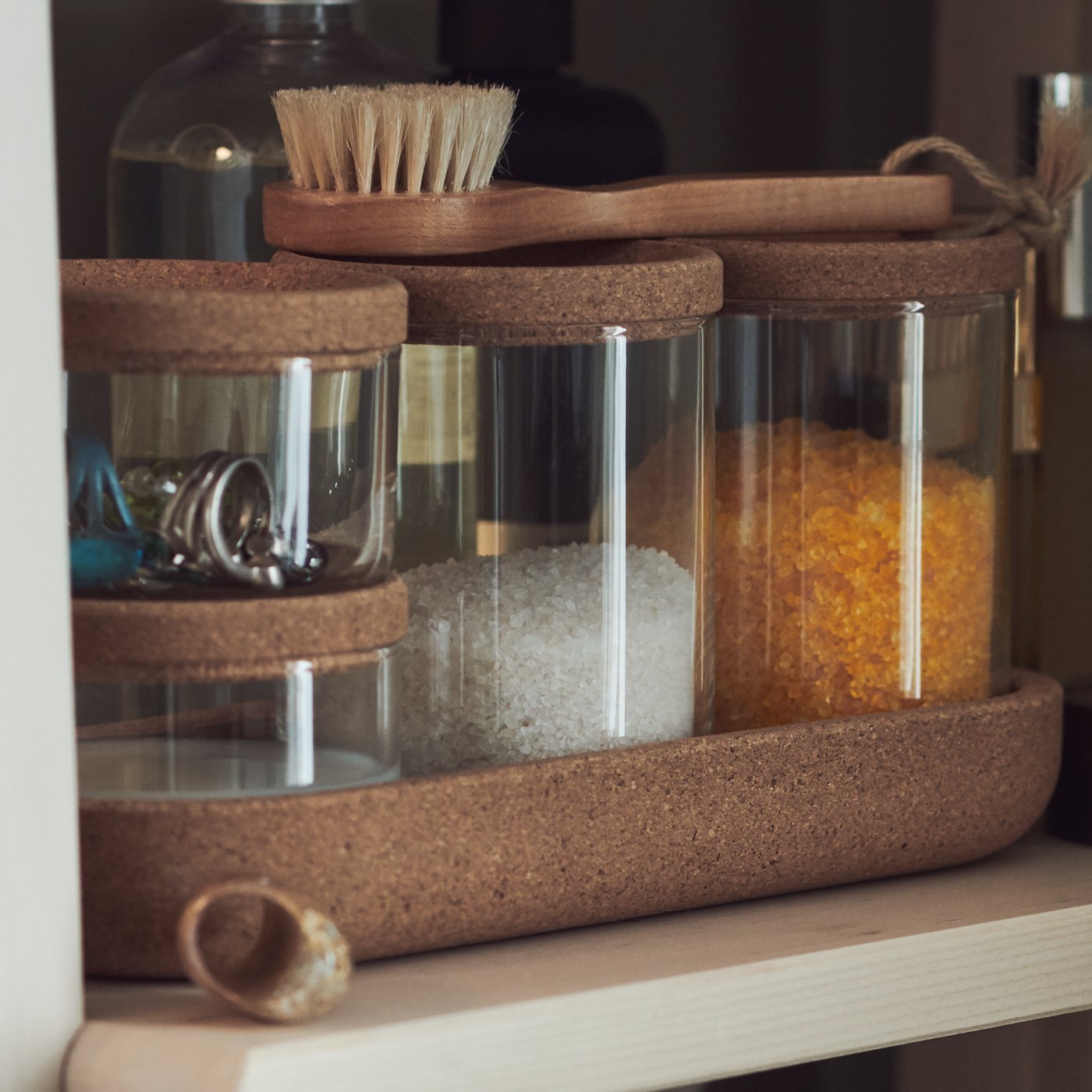 Ein Set von SAXBORGA-Gläsern mit Deckel und Tablett, gestapelt auf einem Regal