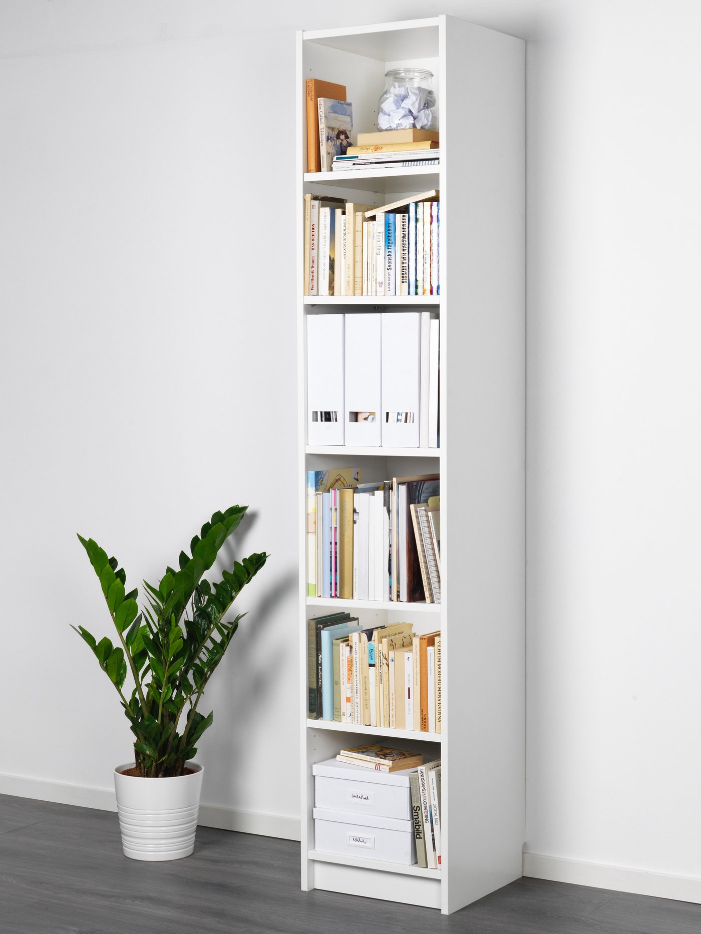 Ein weißes BILLY Bücherregal, 40 breit, 40 tief und 202 hoch, steht vor einer weißen Wand.