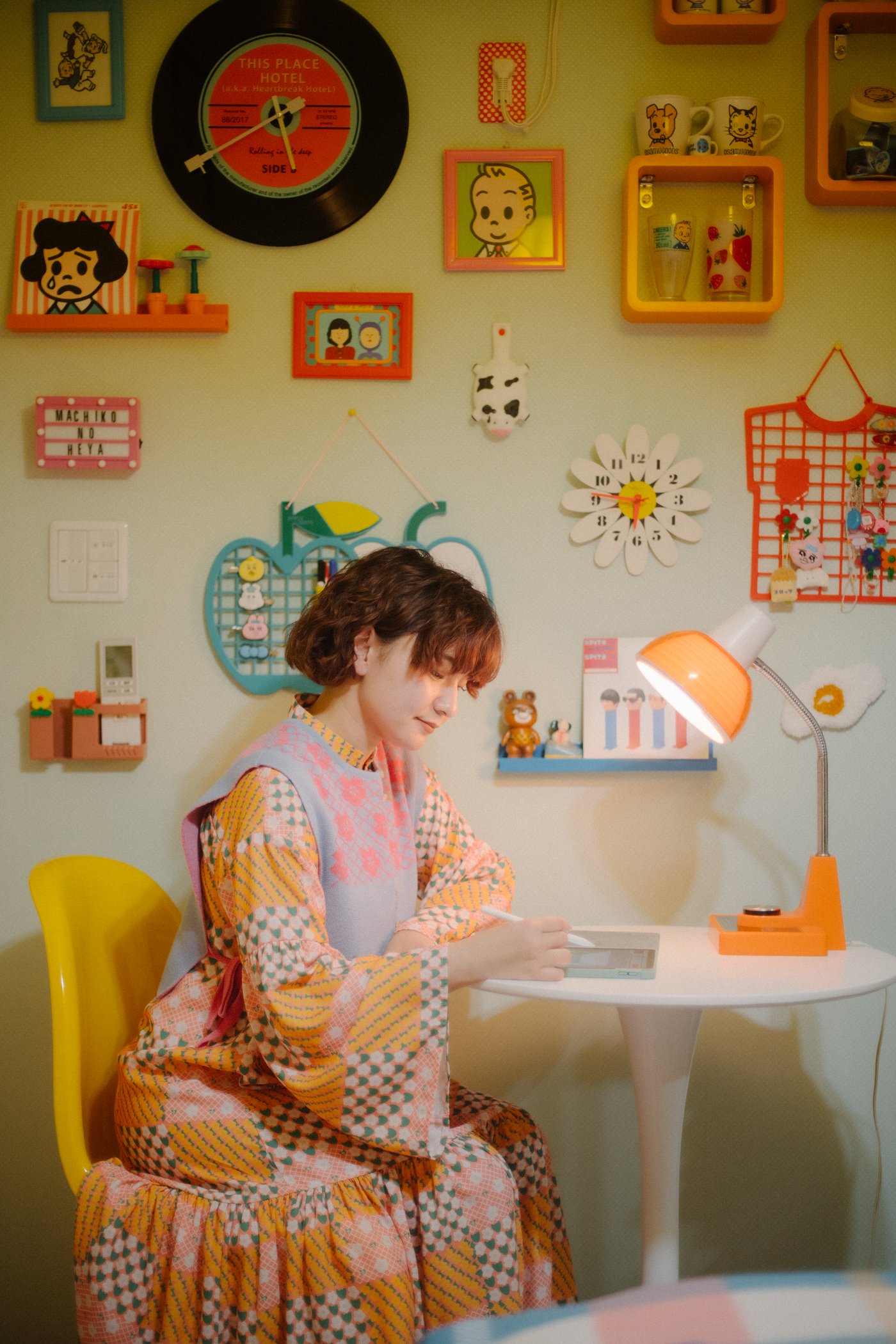 ローラーブレードをはいている人の隣にALEX/アレクス 収納ユニット。 