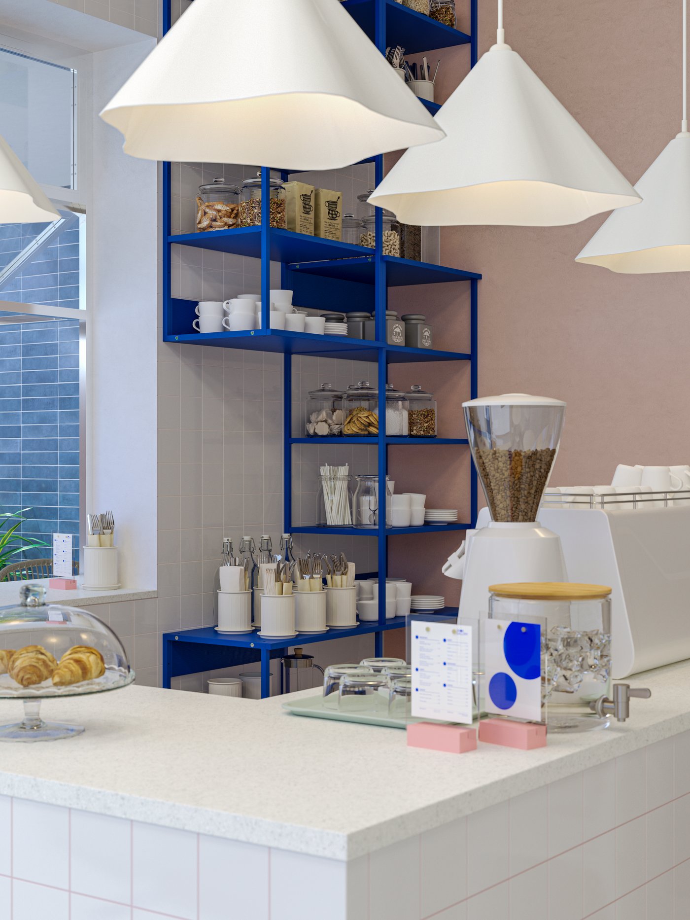 Viele weiße ZEBRASÄV Hängeleuchten in Kunststoff hängen über einer Café-Bar. Geschirr steht auf einer Arbeitsplatte und in einem offenen blauen PLATSA Regal.