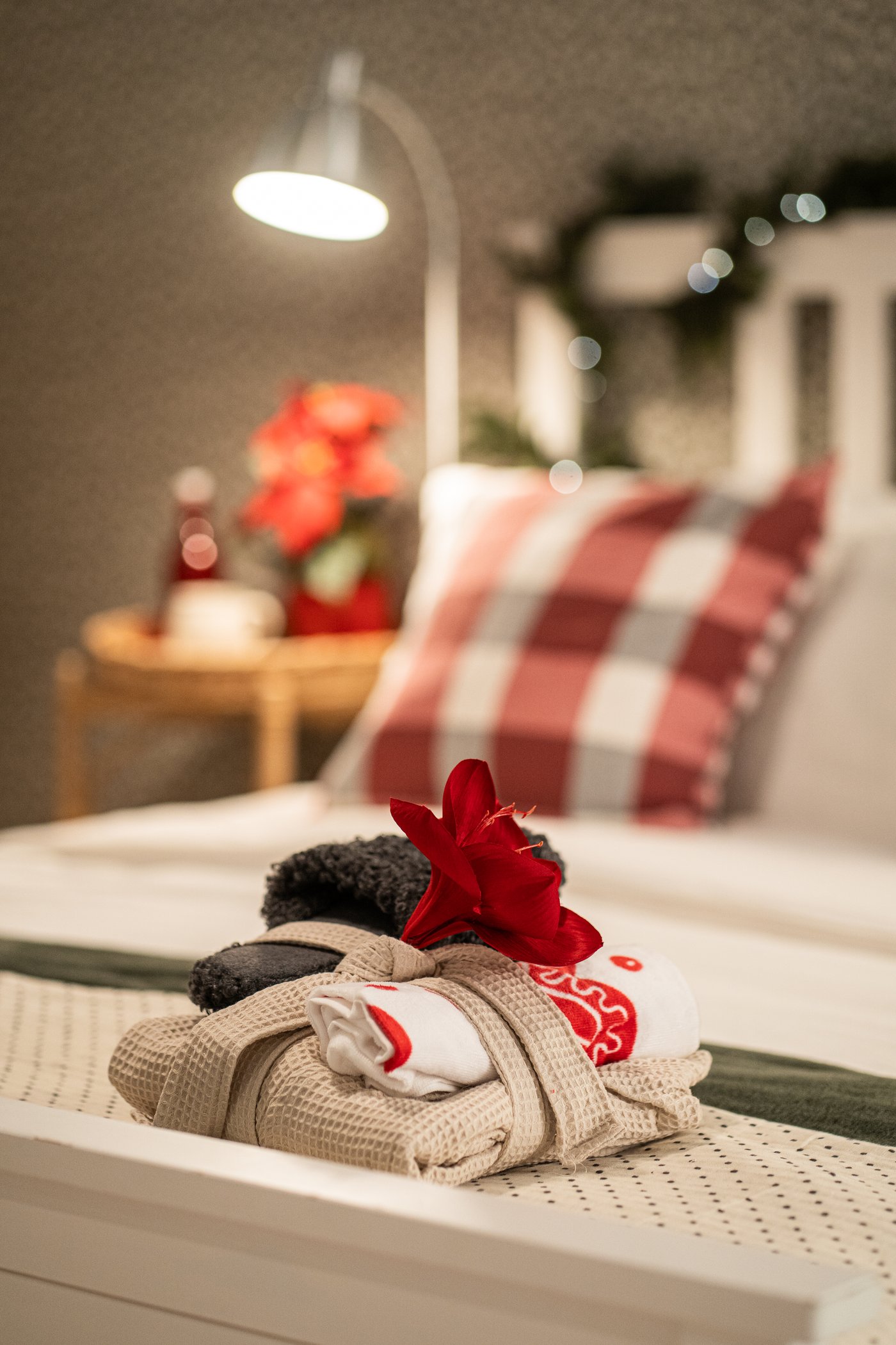 A mixed patterns white/red VINTERFINT hand towel