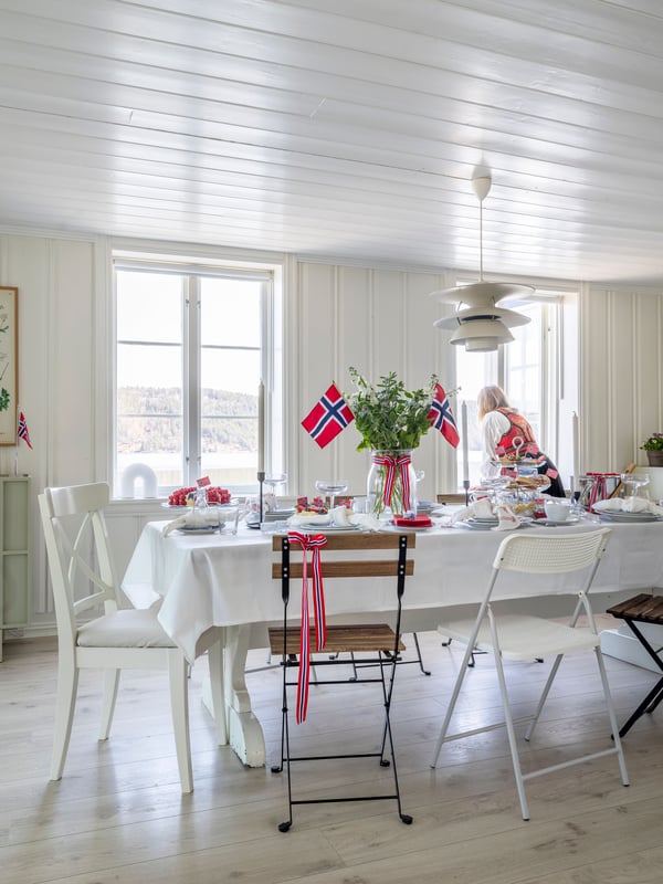 Ha et lite lager klappstoler gjemt i boden, eller ta inn hagestolene, er vårt tips! 