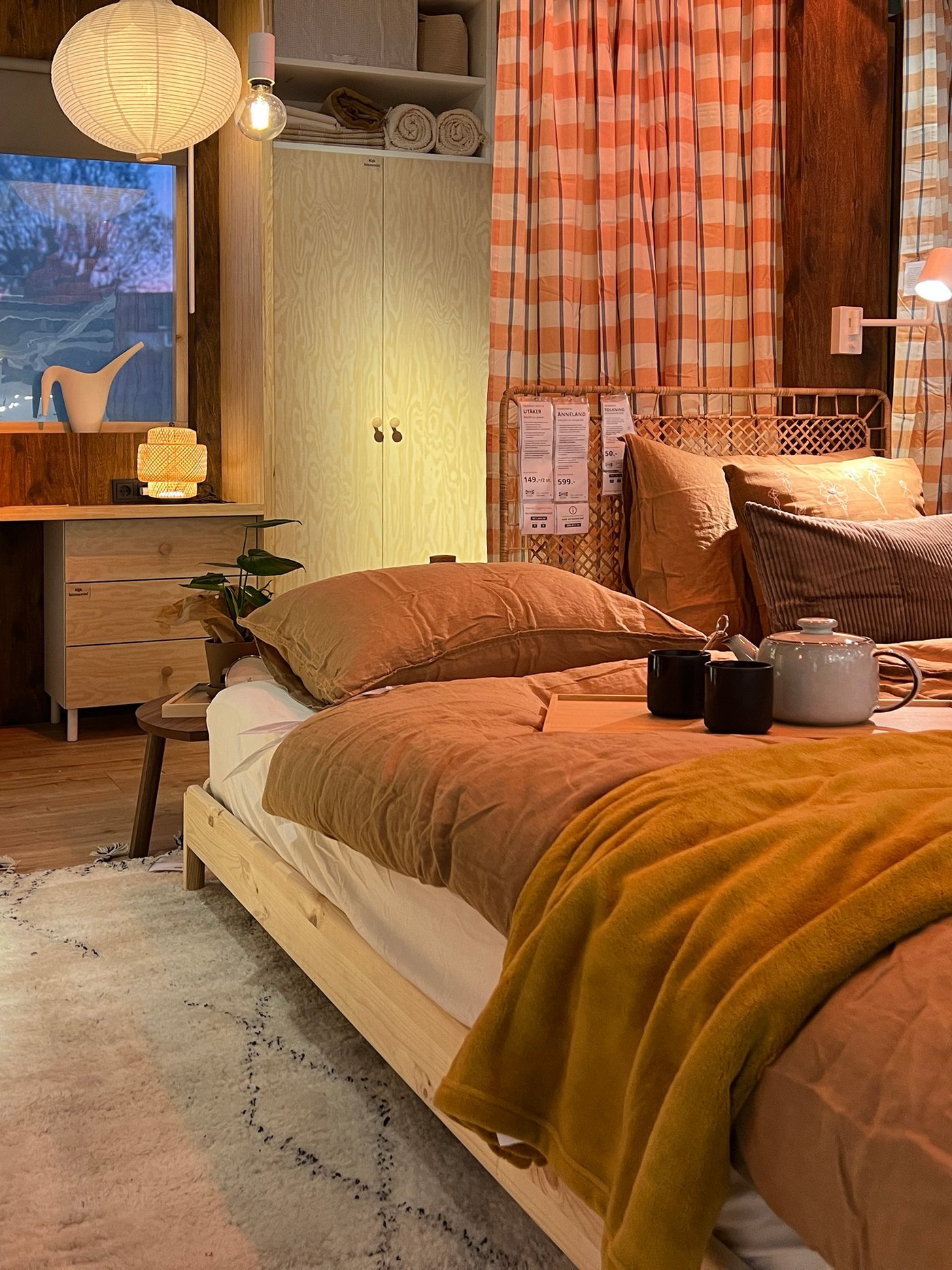 Een slaapkamer vol houten meubels en warme tinten