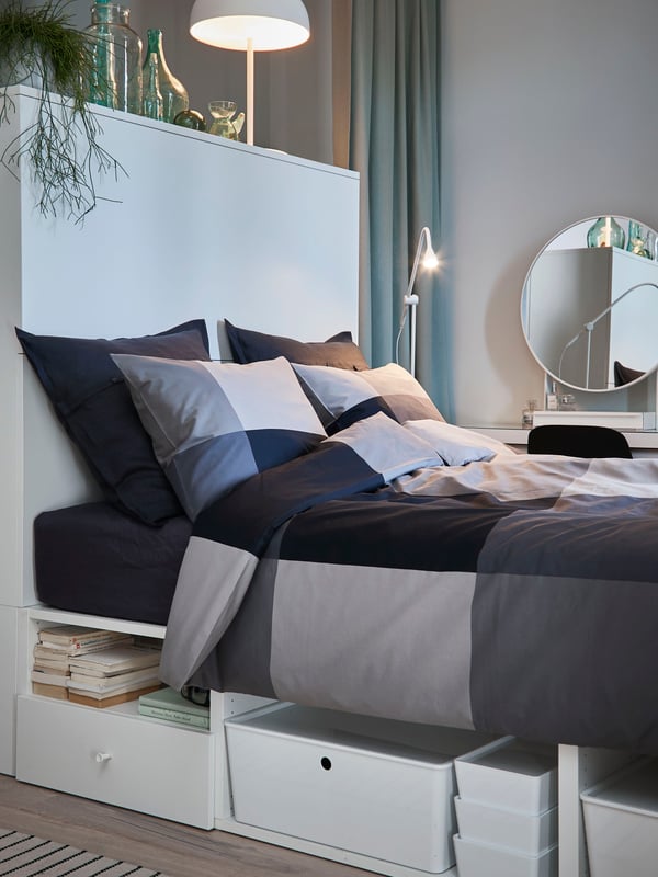 BRUNSKILLA bettwäsche auf einem weißen PLATSA Bett mit Stauraum.