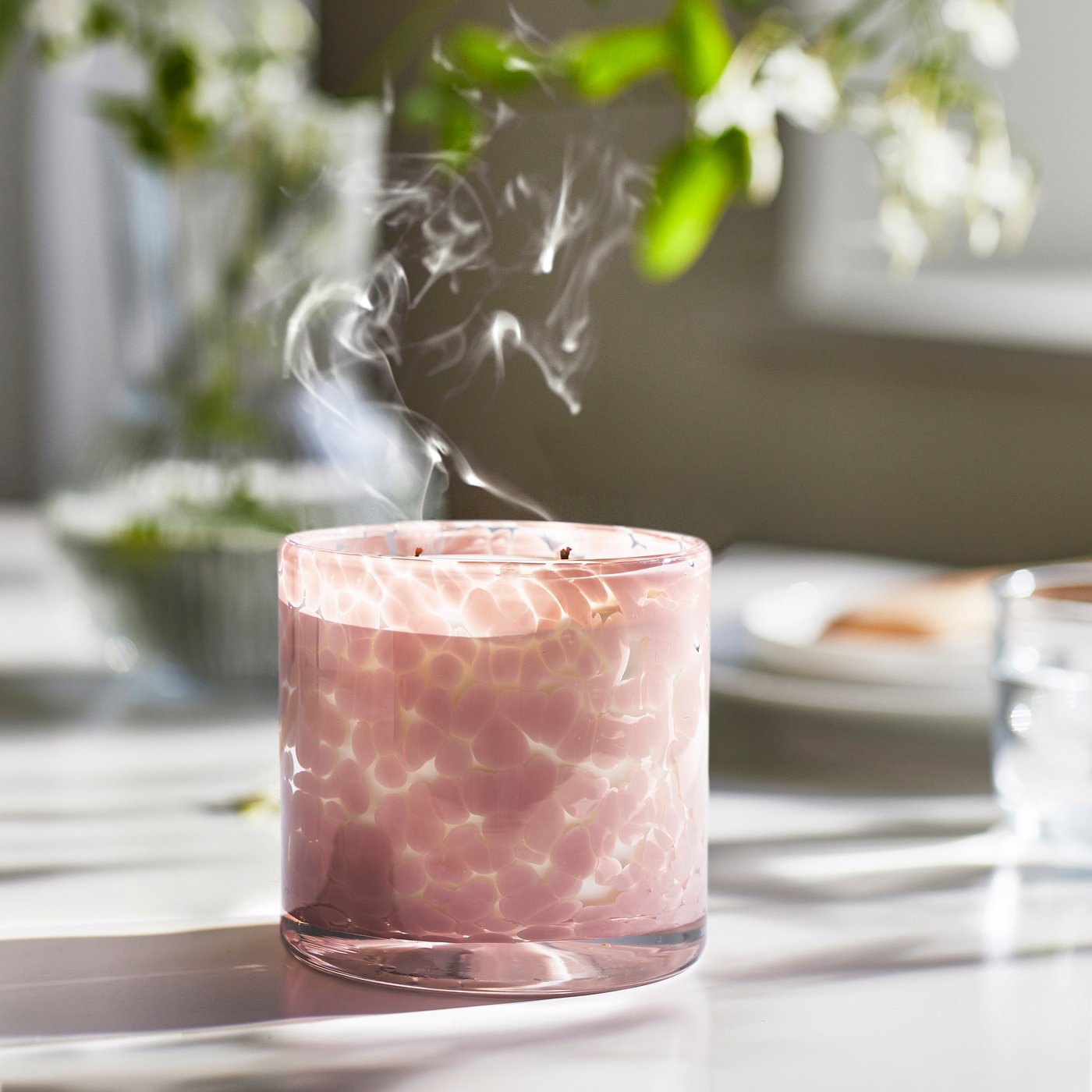 A jasmine/light pink LUGNARE scented candle in glass, 2 wicks