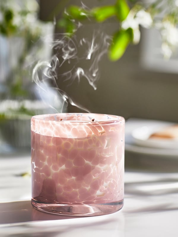 Espelma aromàtica LUGNARE de color gessamí/rosa clar en got, 2 metxes