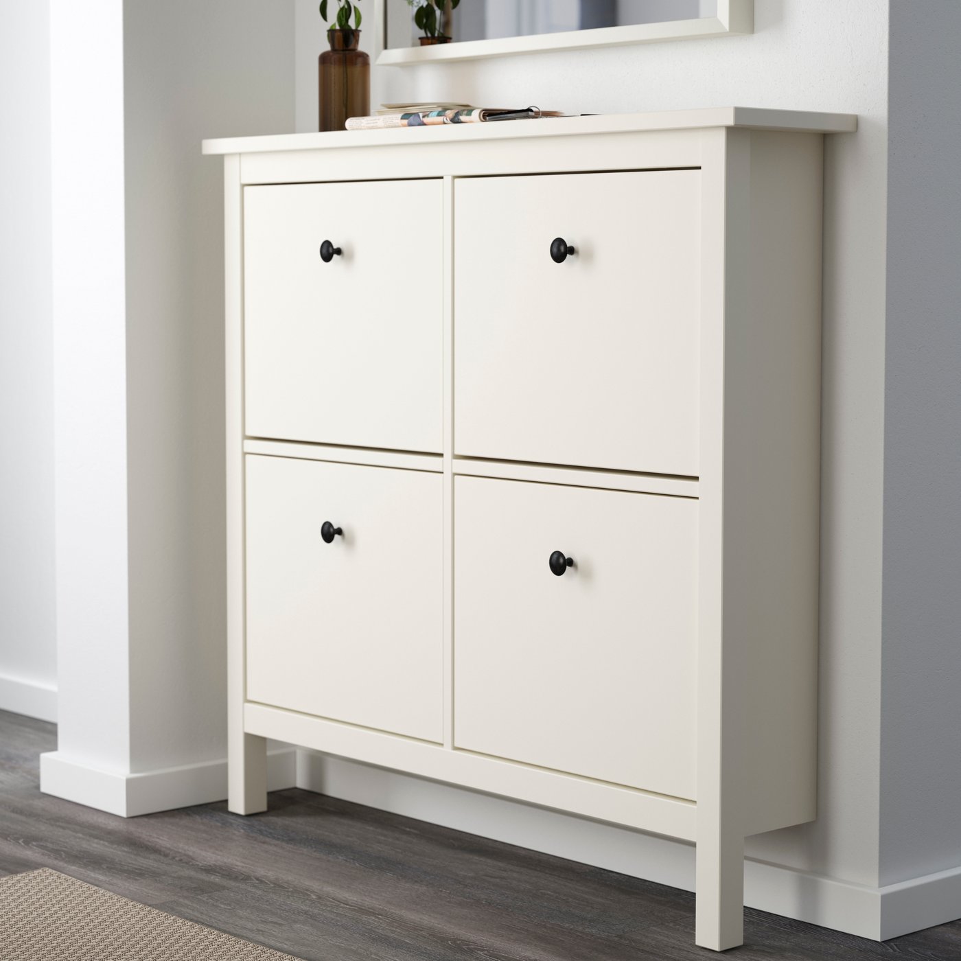 Ett vitt HEMNES-skoskåp med 4 fack.