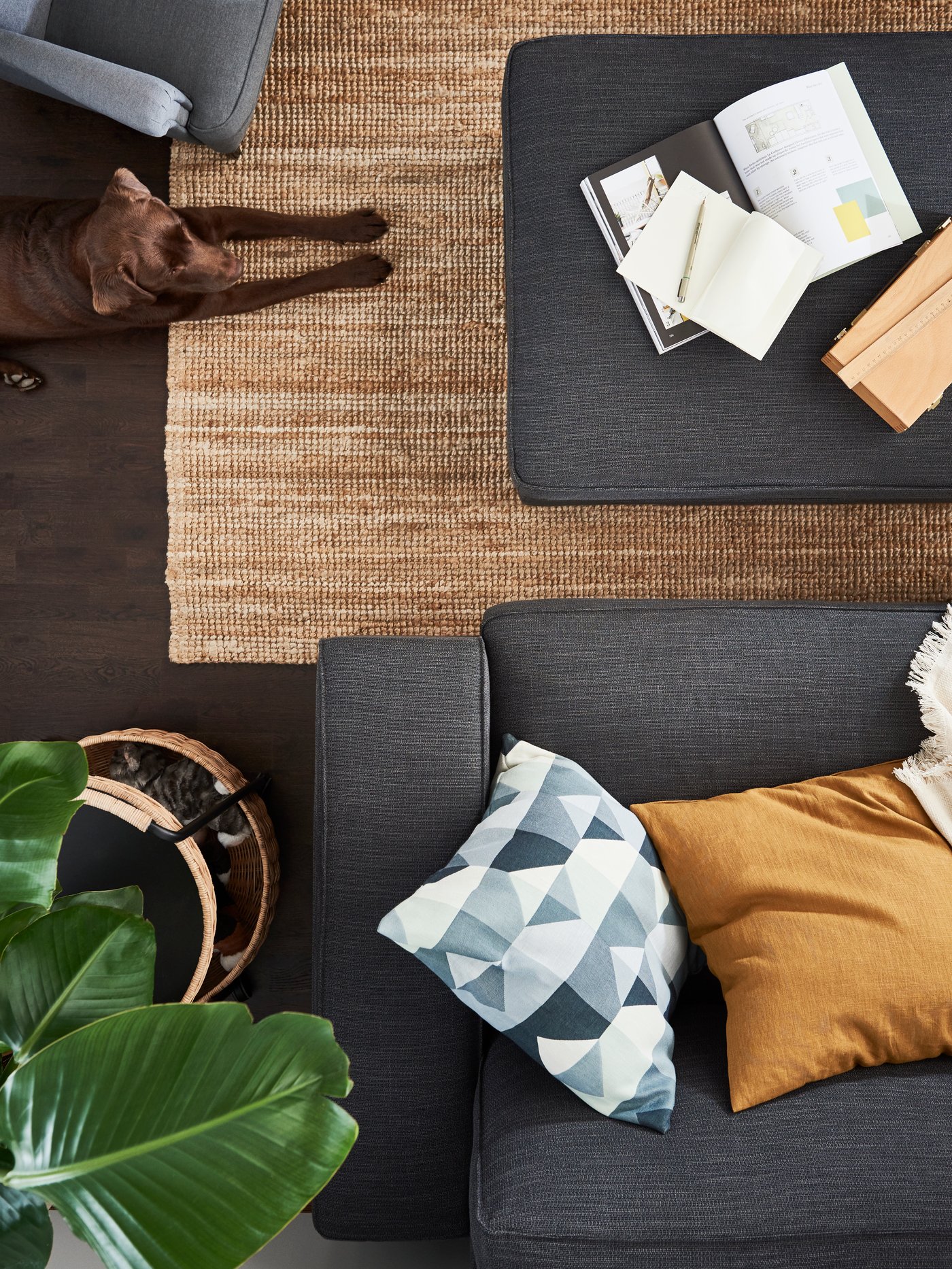 A natural LOHALS rug, flatwoven in the living room