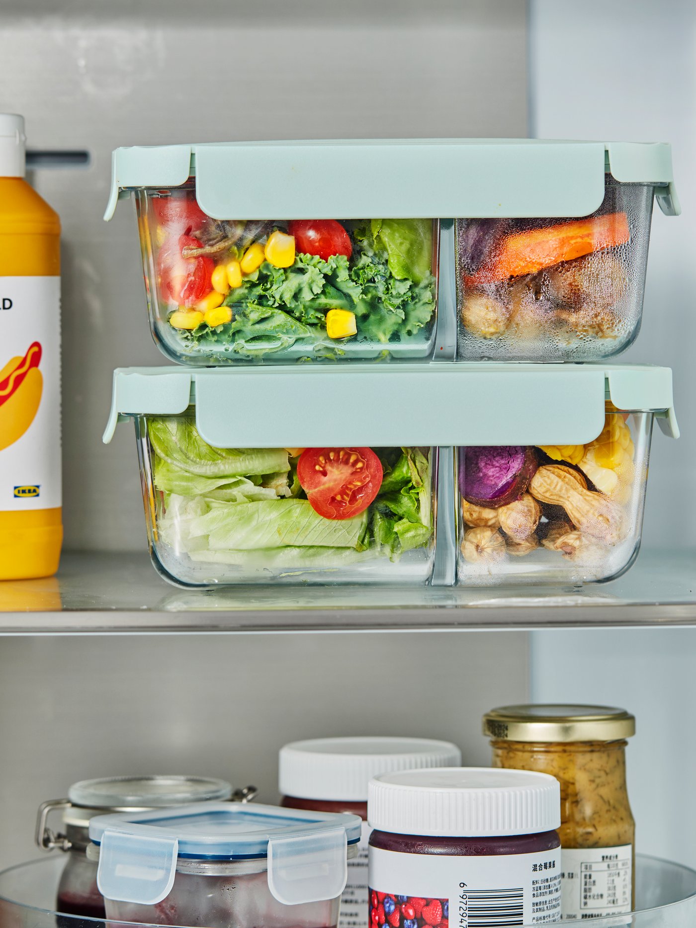 Deux boites de conservation empilées dans le réfrigérateur