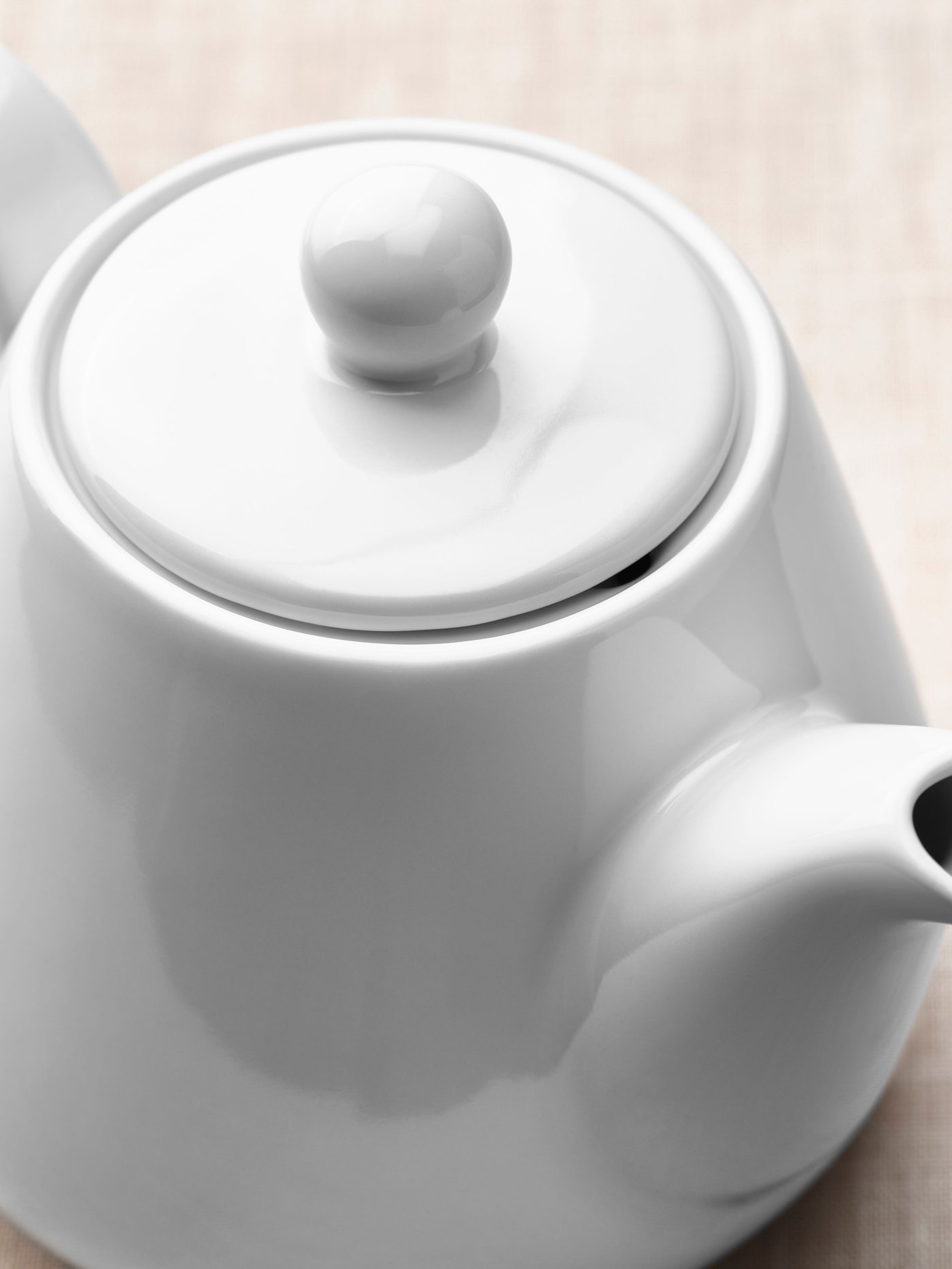 A white LYSRÄKA teapot