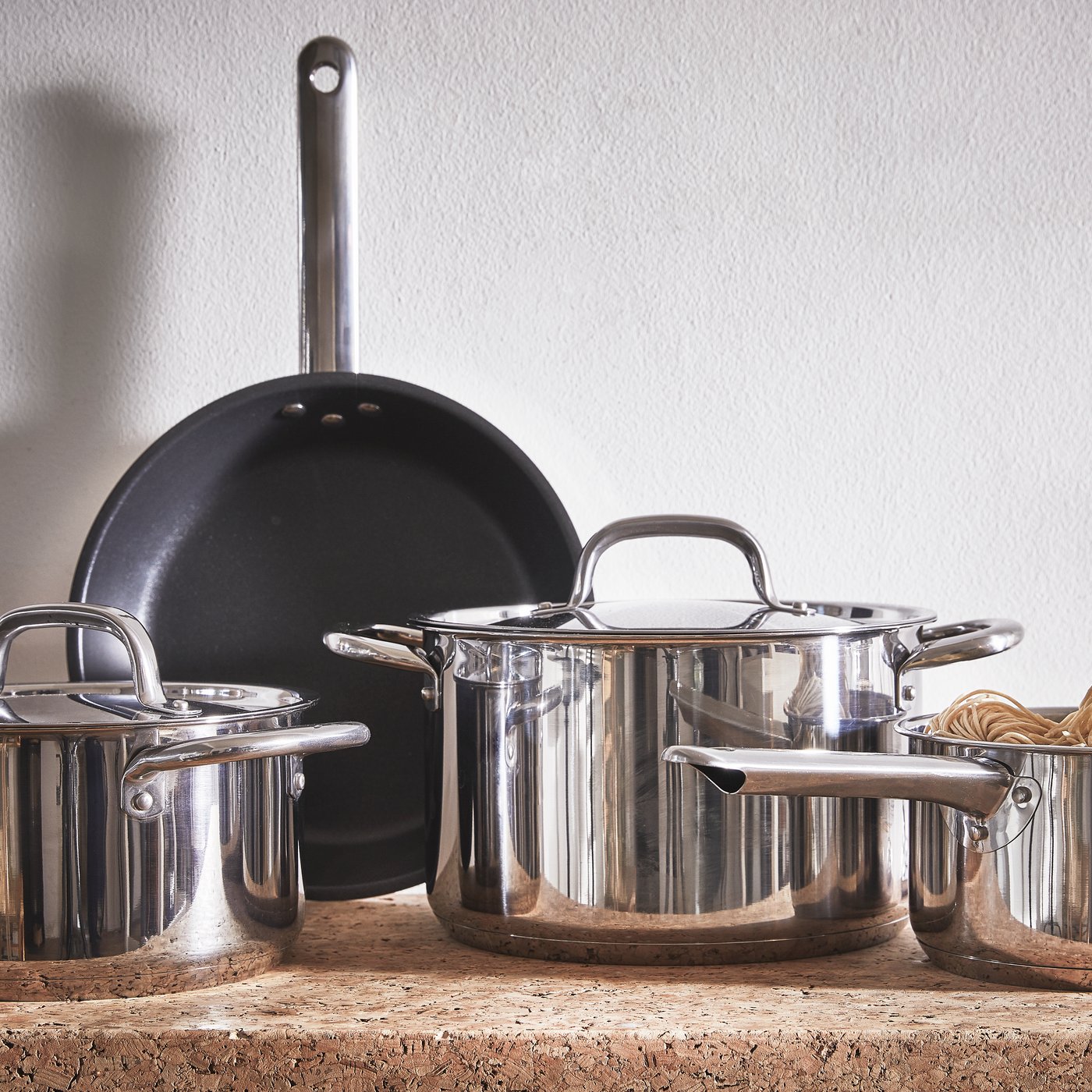 Ein 6-teiliges IKEA 365+ Kochgeschirr-Set in Edelstahl ist auf einer Arbeitsplatte zu sehen.