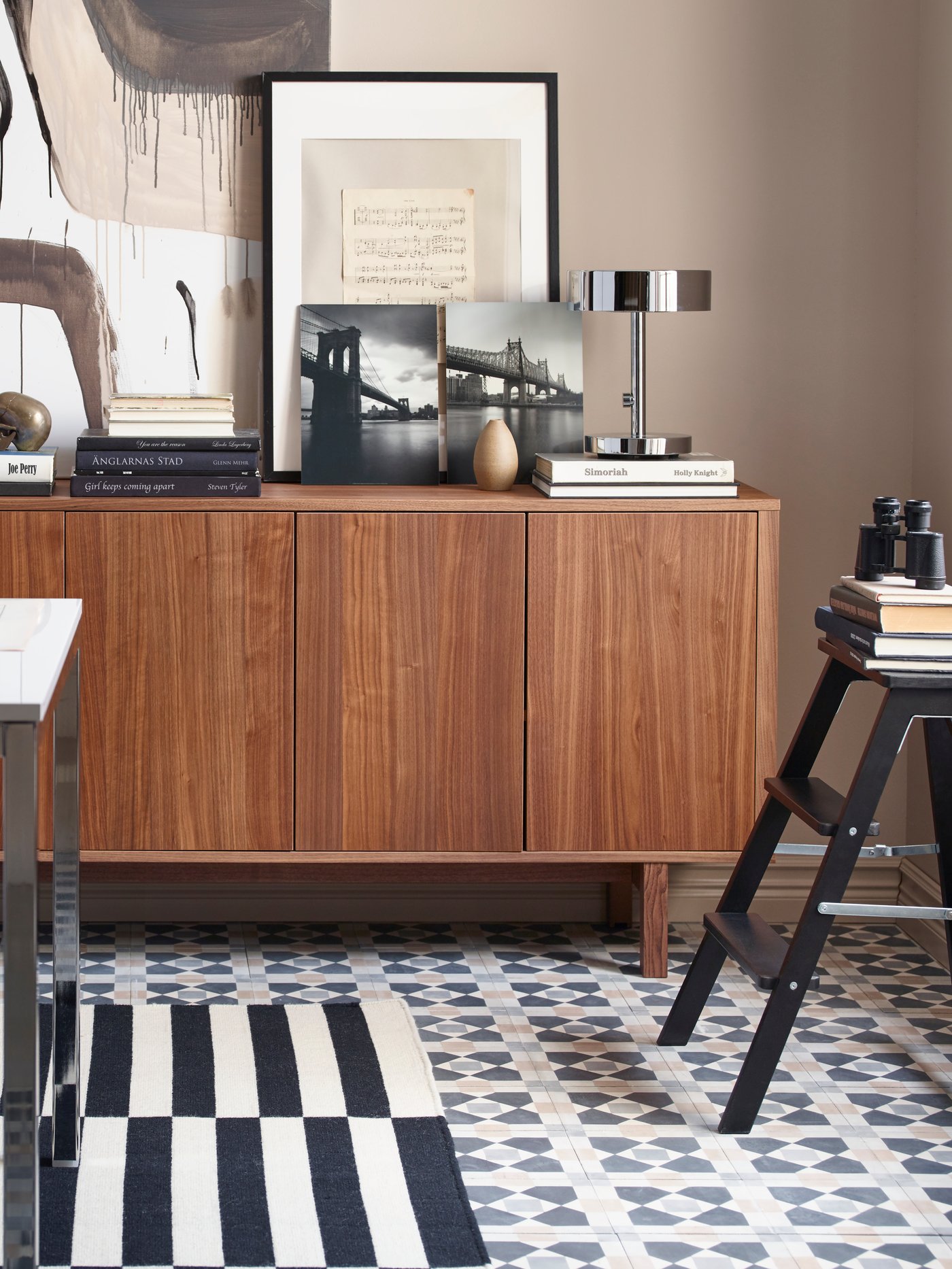 A chrome-plated STOCKHOLM 2017 table lamp in the living room