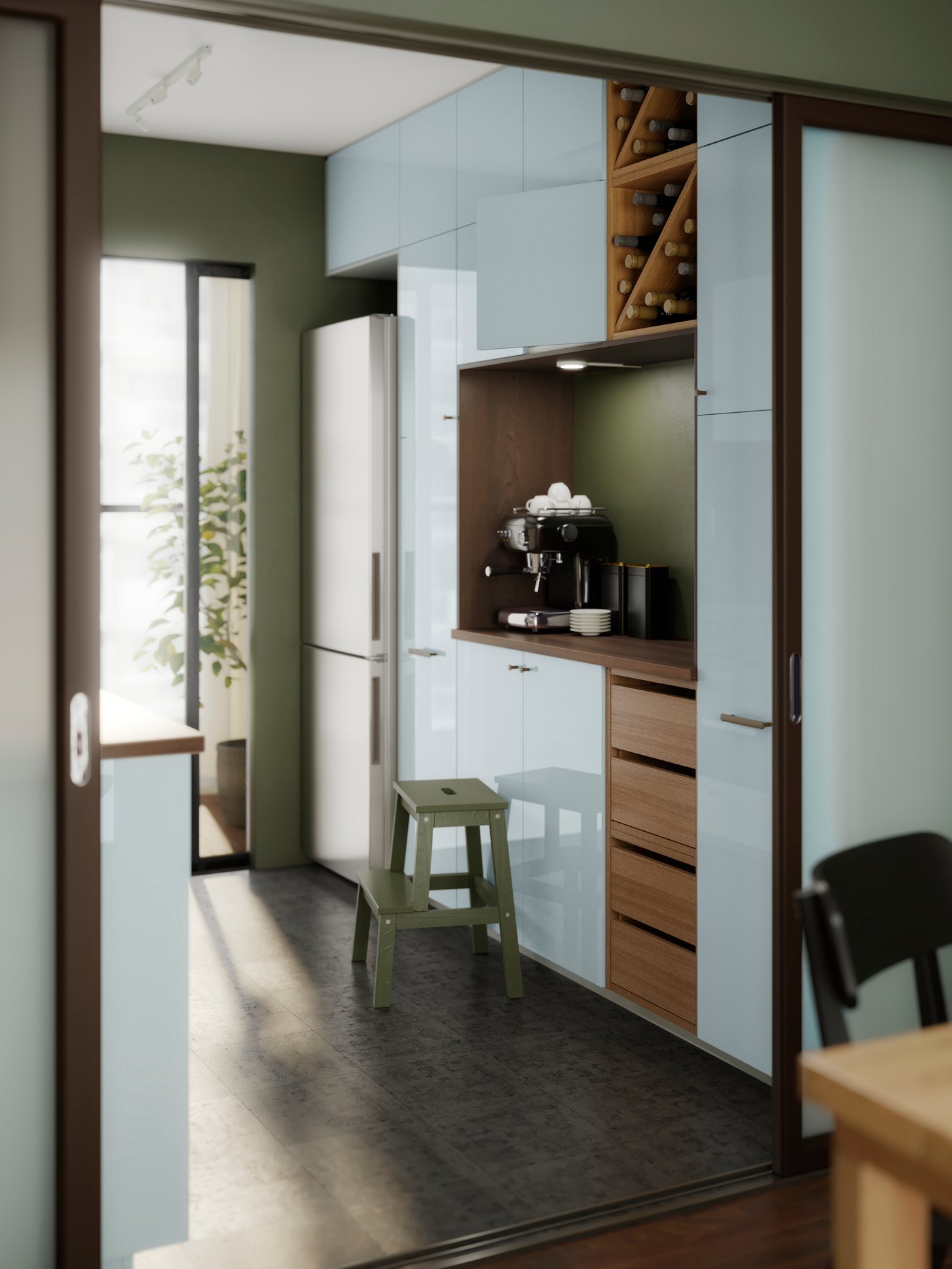 Blick in eine Küche mit hellen graublauen KALLARP Küchenfronten.