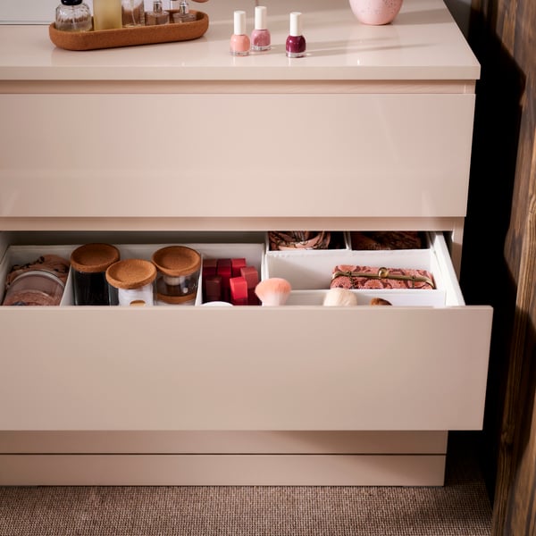 A white SKUBB box