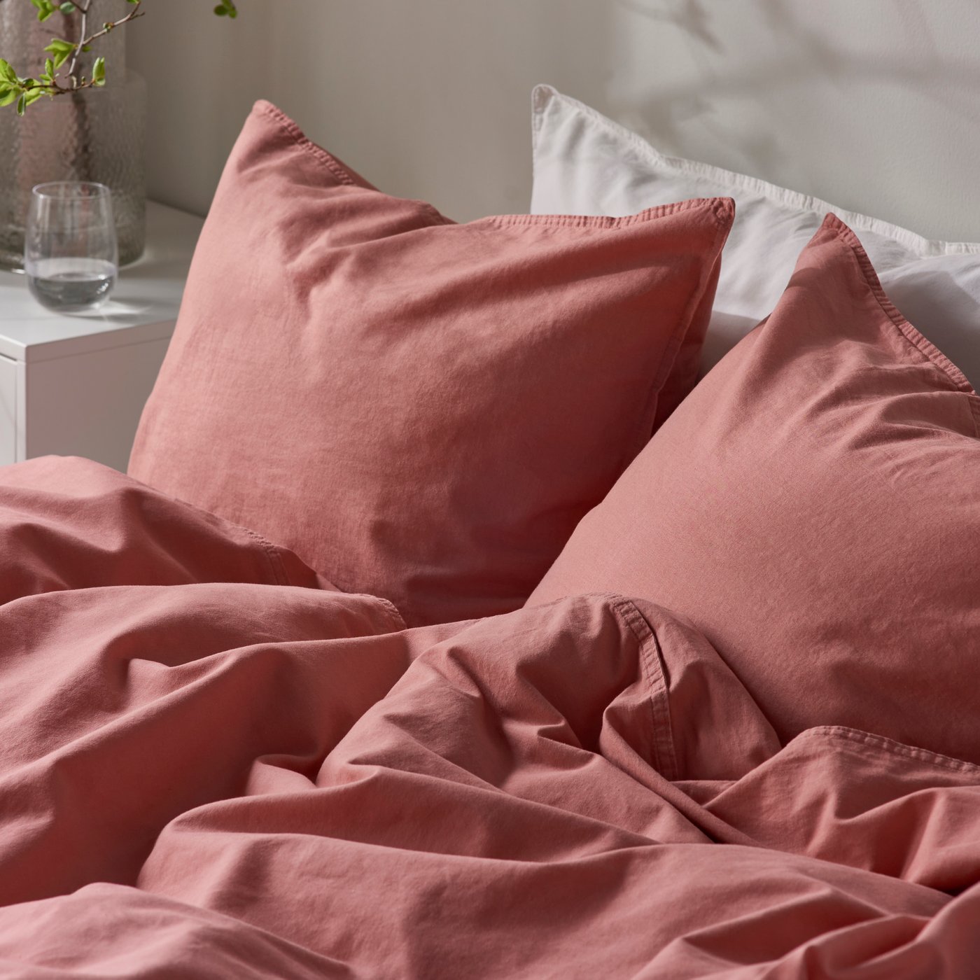 A dark pink ÄNGSLILJA duvet cover and 2 pillowcases