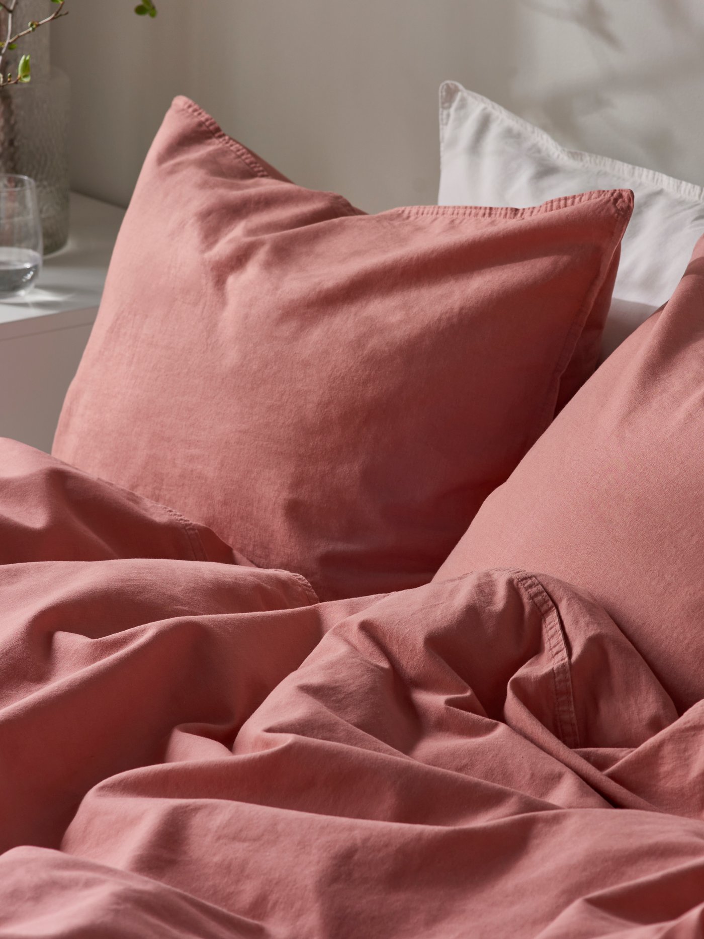 Una funda nòrdica ÄNGSLILJA de color rosa fosc i 2 fundes de coixí.