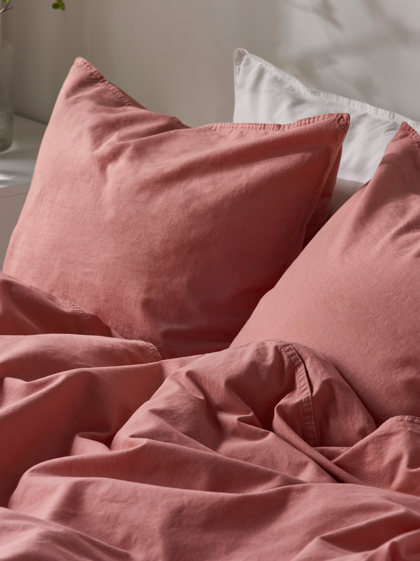 A dark pink ÄNGSLILJA duvet cover and 2 pillowcases