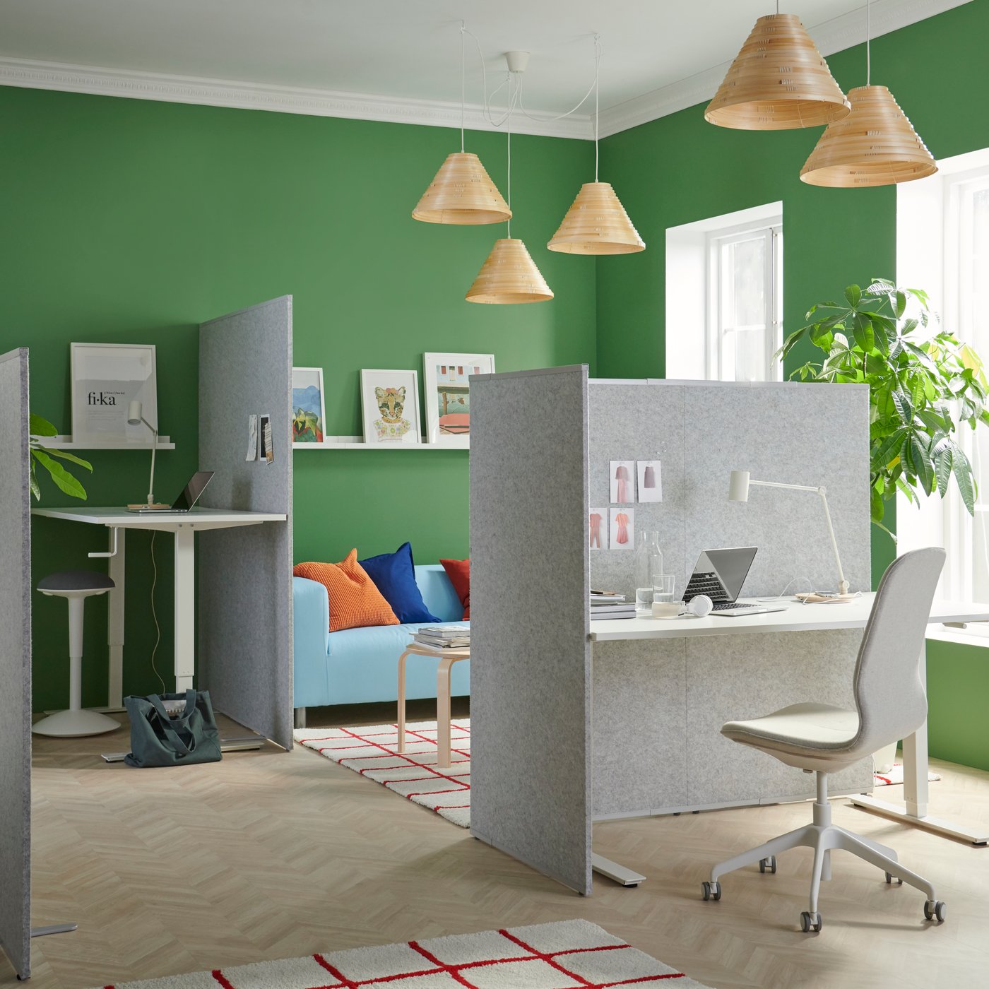 Bureau omringd door een akoestische schermen