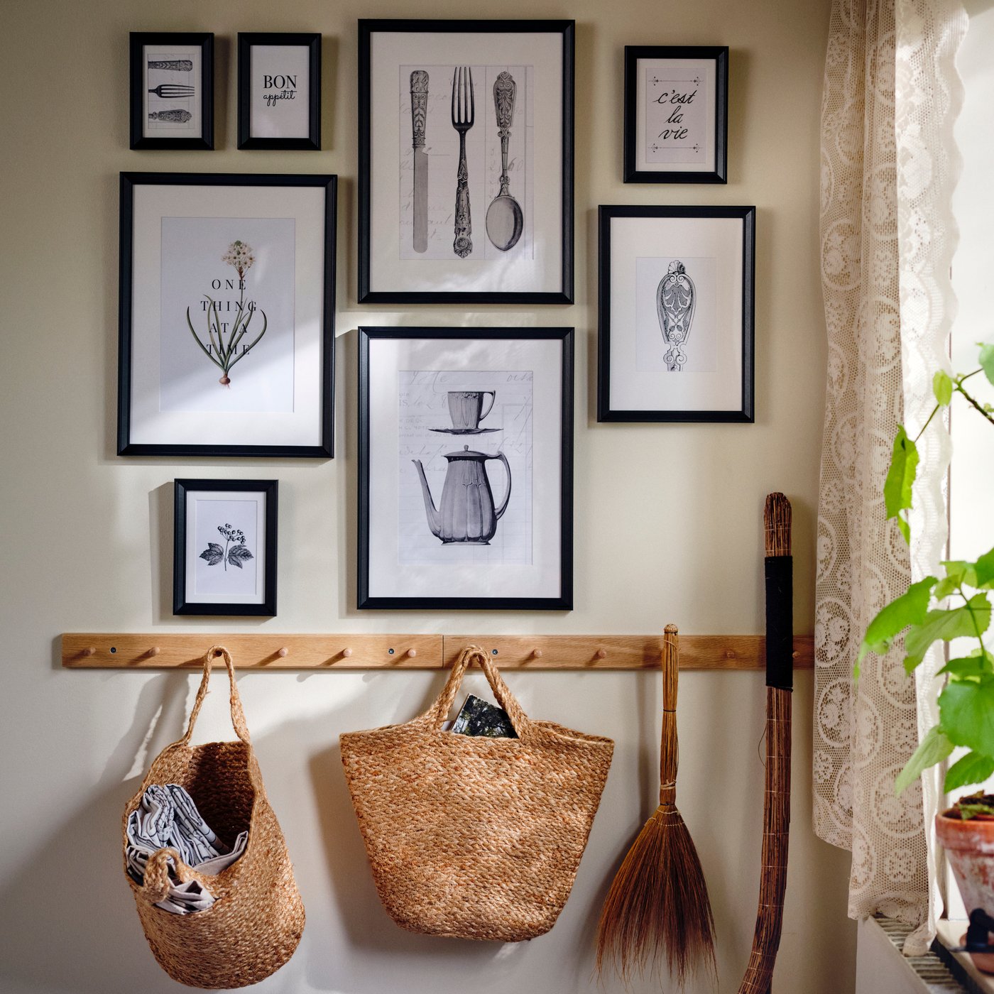 Een hal met verschillende KNOPPÄNG zwarte fotolijsten.