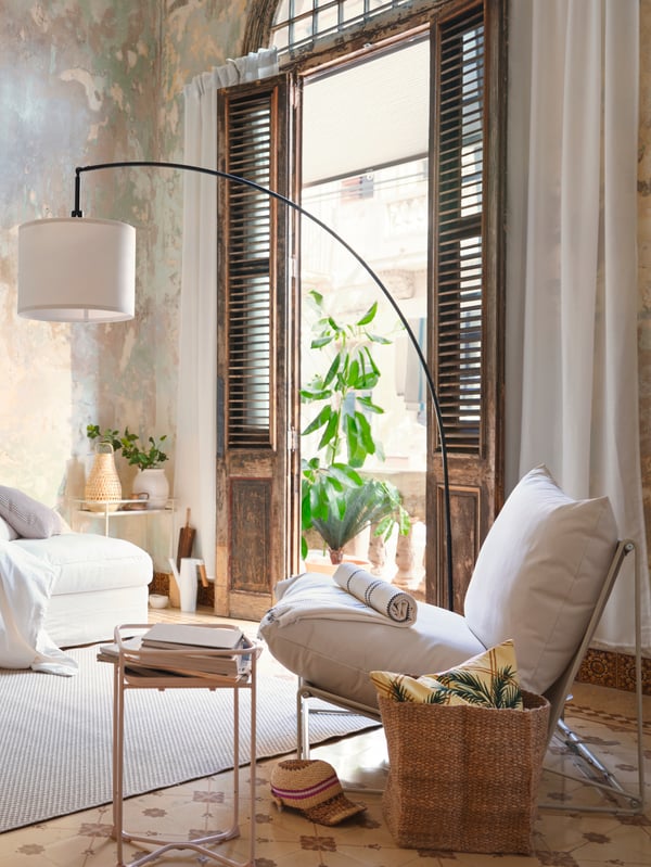 A jute TJILLEVIPS basket in the living room