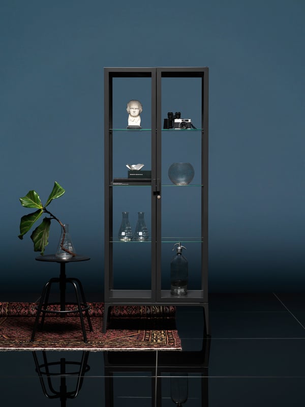 An anthracite MILSBO glass-door cabinet in the living room