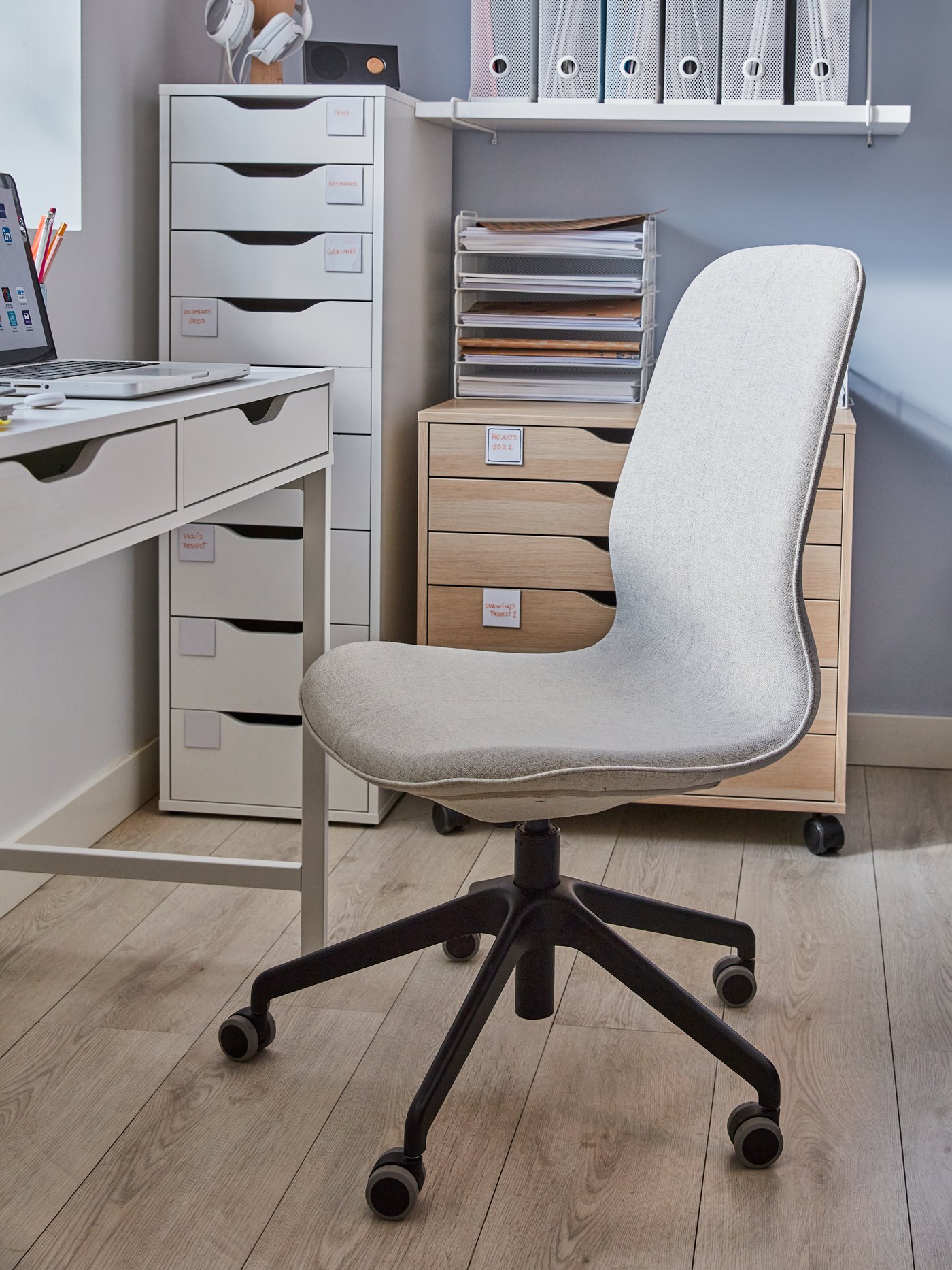 A home office with a LÅNGFJÄLL office chair