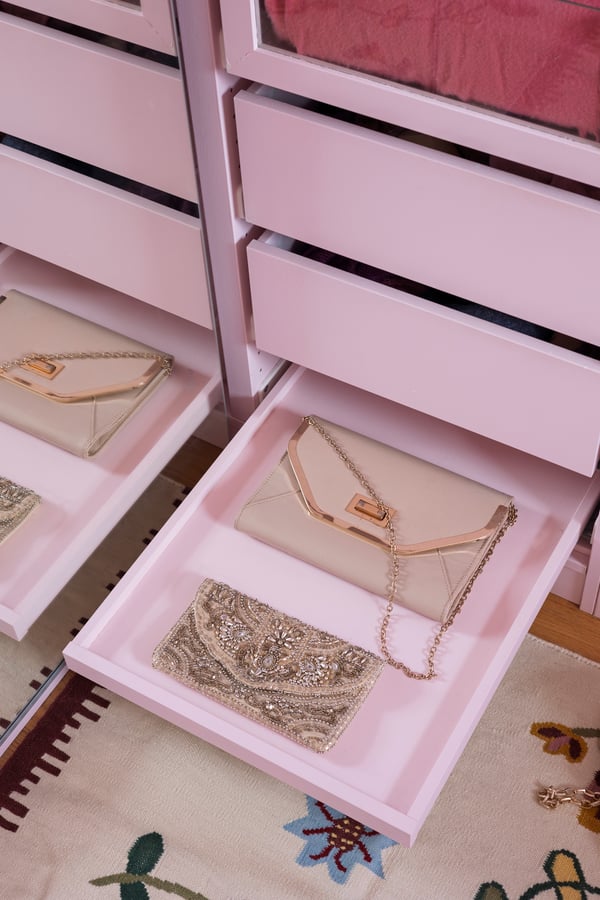 PAX skap malt rosa med KOMPLEMENT uttrekkbar hylleplate, her med plass til fine vesker.
