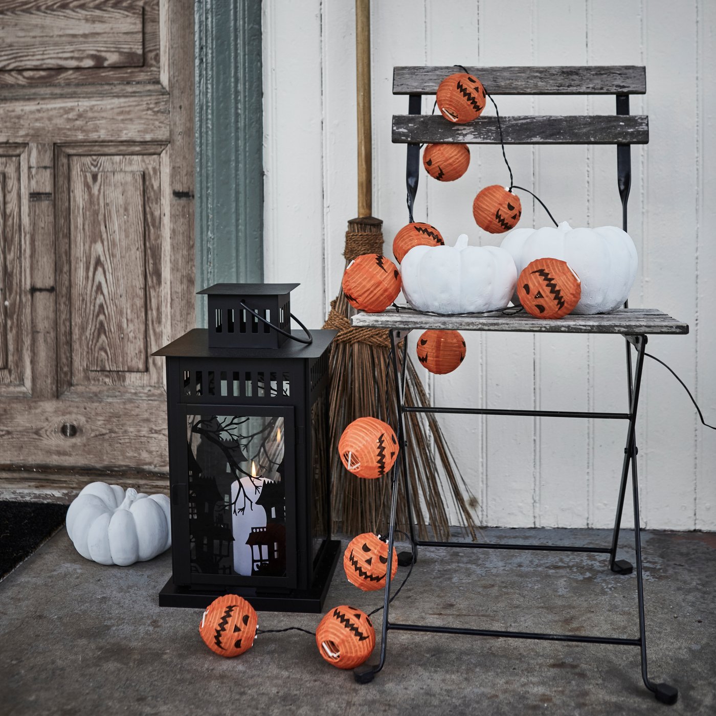 Eine batteriebetriebene KUSTFYR LED-Lichterkette für den Aussenbereich mit 12 Lichtern in Kürbisform