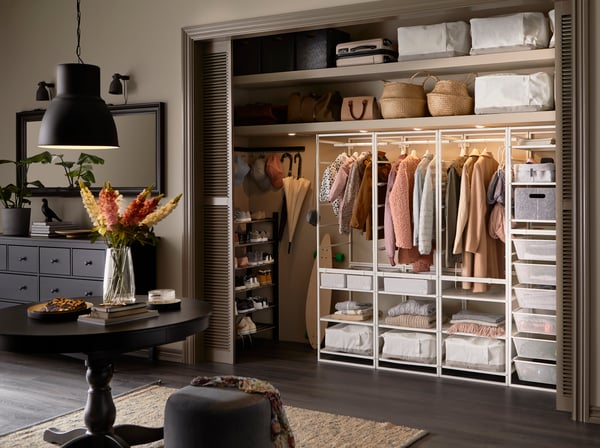 L'étagère JONAXEL est conçue comme une armoire derrière une porte coulissante