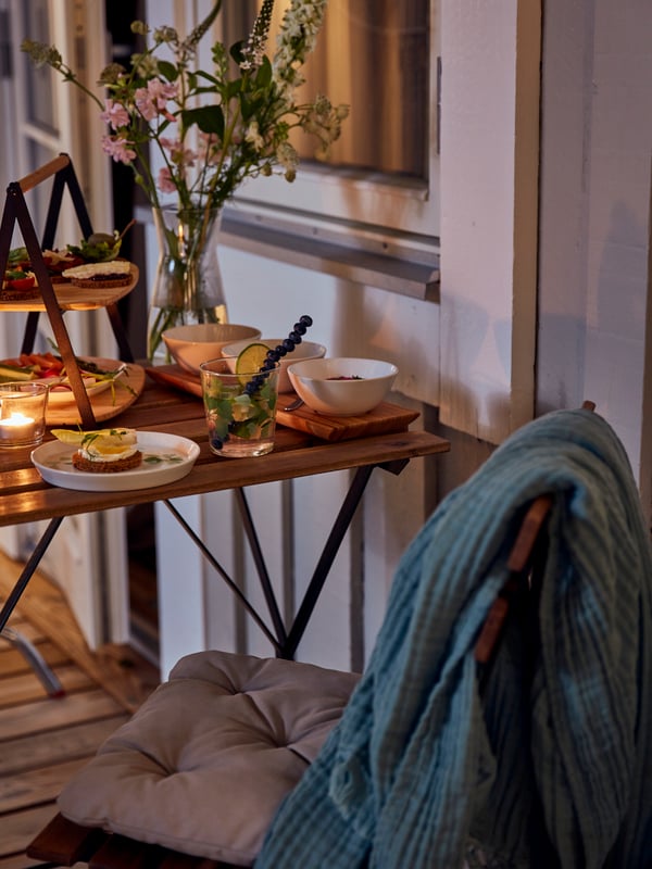 TÄRNÖ table and chairs on a balcony